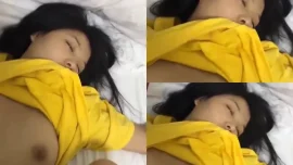 สาวเสื้อเหลืองนอนหลับ โดนจับแหวกขาเย็ดลักหลับ