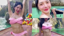 บิกินี่ชมพูโบว์เรือหางยาวกลางทะเลยั่วนมยั้วก้นโชว์หุ่น OnlyFans